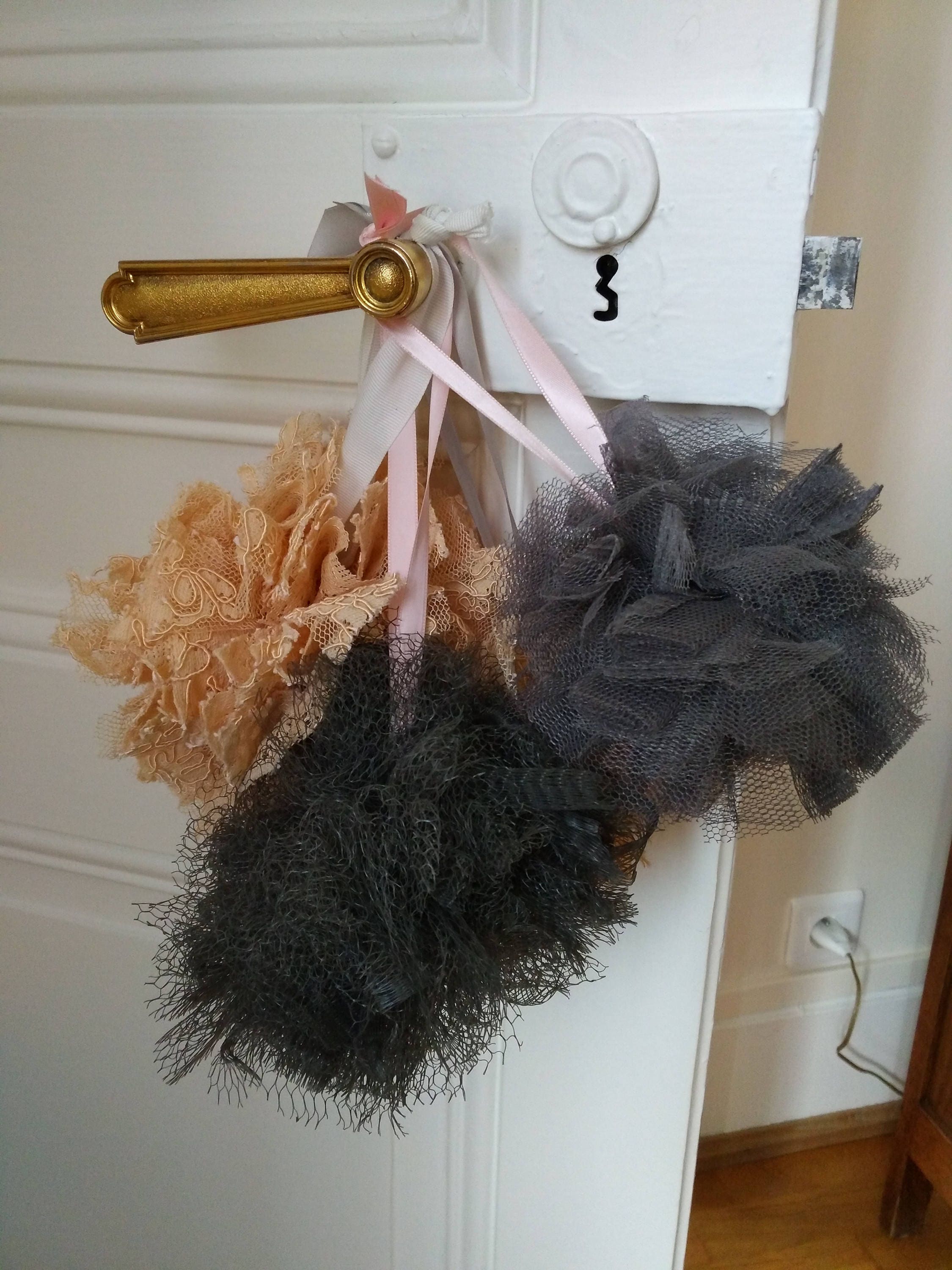 Lot de 4 Pompons en Tulle, Tulle Plastique et Dentelle avec Ruban 2 Gris Chair