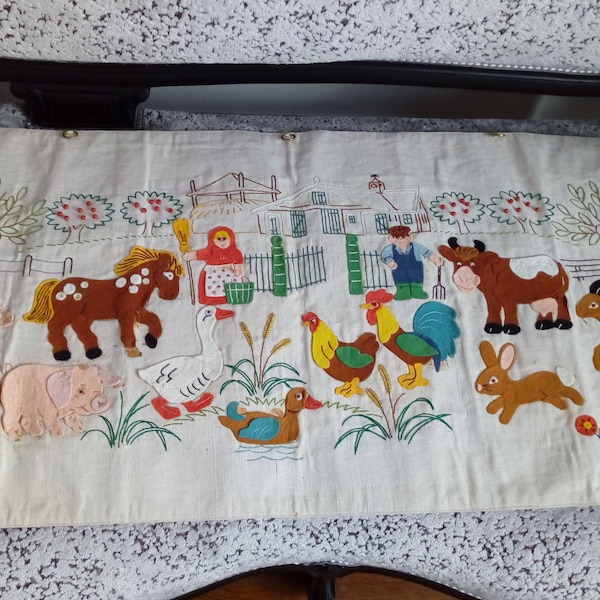 Ciel de lit enfant en toile beige doublée thème de la ferme réalisée avec de la feutrine de couleurs collée, peut-être utilisé en rideaux