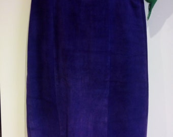 Jupe vintage taille 34/36 en nubuck couleur violet se fermant avec une fermeture éclair et un bouton pression