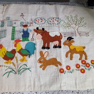 Ciel de lit enfant en toile beige doublée thème de la ferme réalisée avec de la feutrine de couleurs collée, peut-être utilisé en rideaux image 3