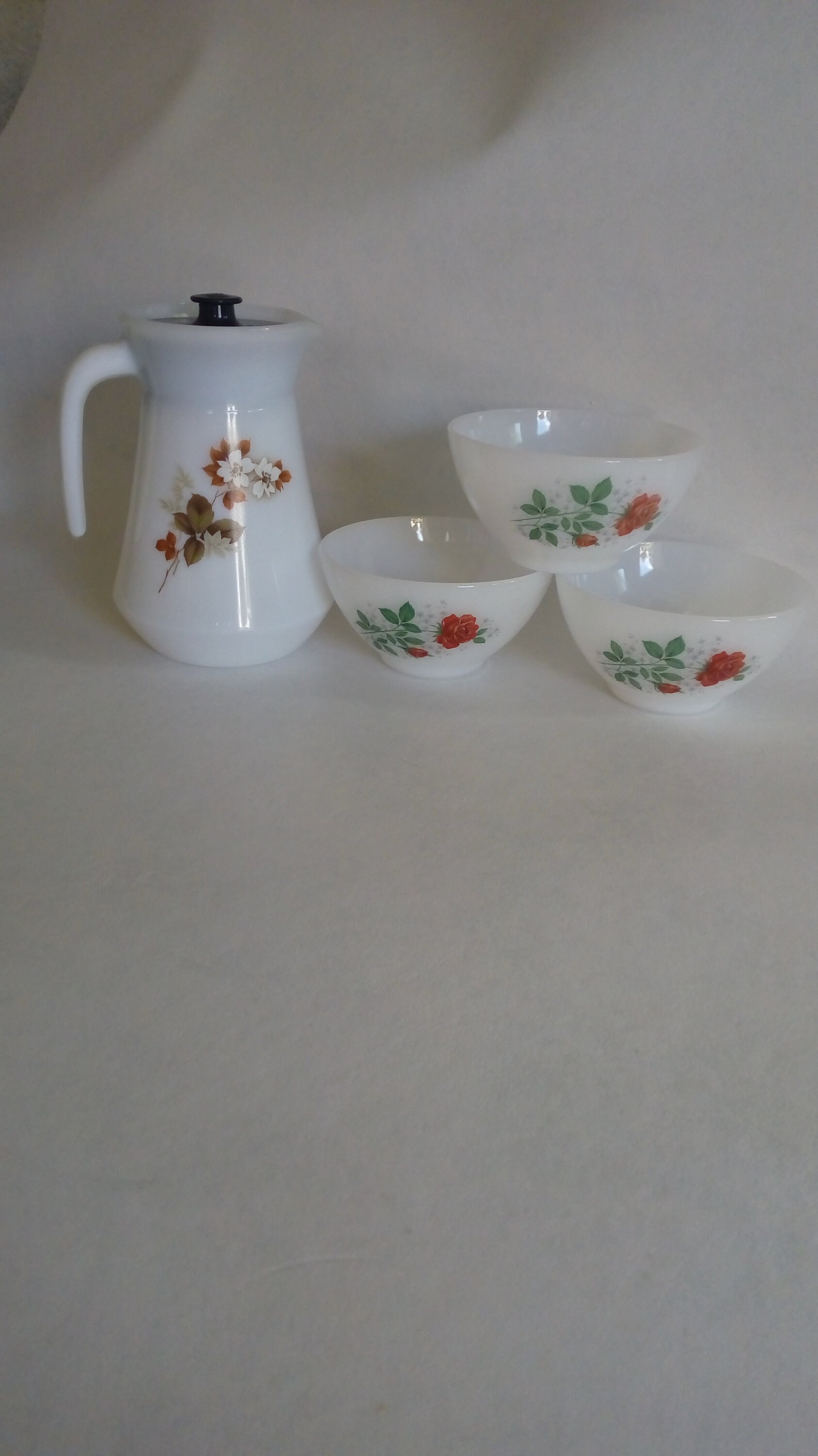 Carafe Vintage en Verre Opaline avec Couvercle Motif Floral et 3 Bols de La Marque Arcopal France