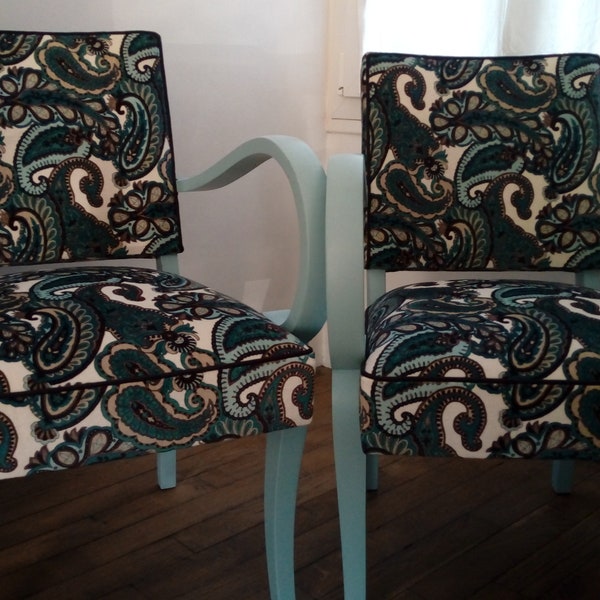 Paire de fauteuils bridge vintage refaits à neuf assise traditionnelle avec accoudoirs et pieds peinture bleu ciel et tissu velours assorti