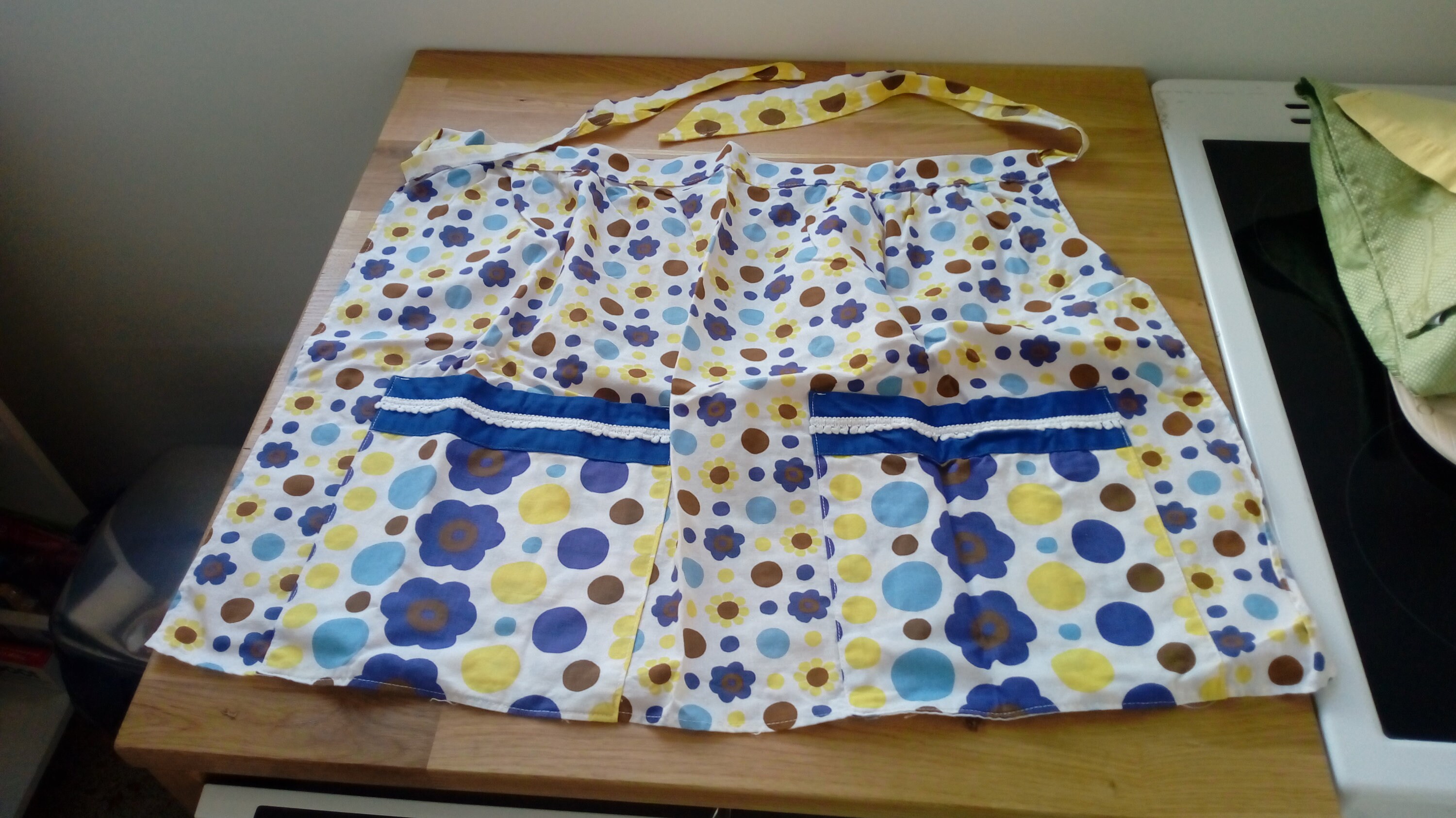 Tablier Vintage Fleuri Bleu et Jaune sur Fond Blanc