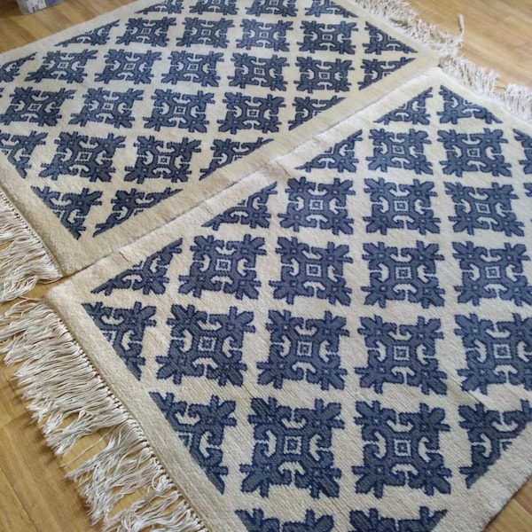 Lot 2 tapis en laine de Tunisie 1er choix faits main, fond blanc et motif bleu