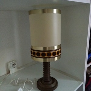 DISCOUNT Vintage-Lampe braune Farbe Kunststoff und Metall mit Holzfuß Bild 1