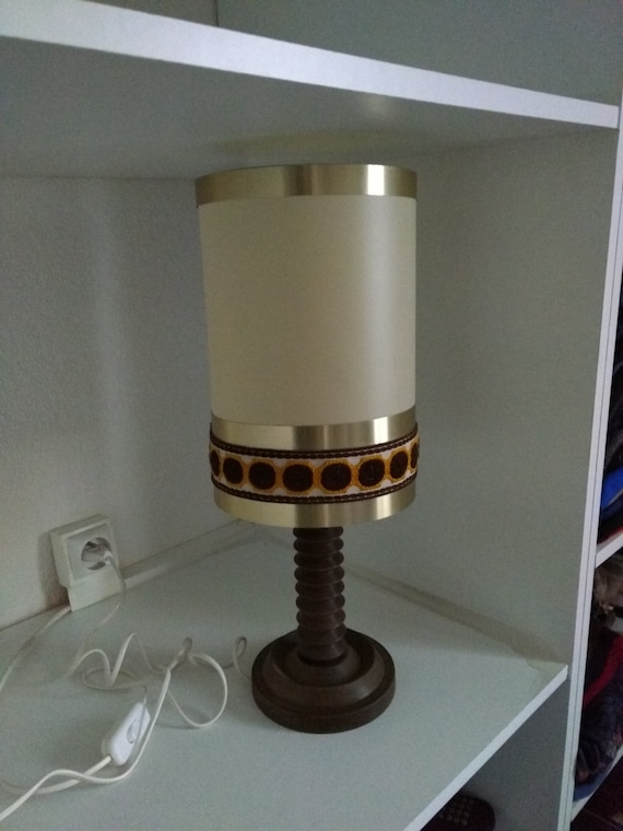 DISCOUNT Lampe vintage couleur brune en plastique et métal avec galon pied en bois