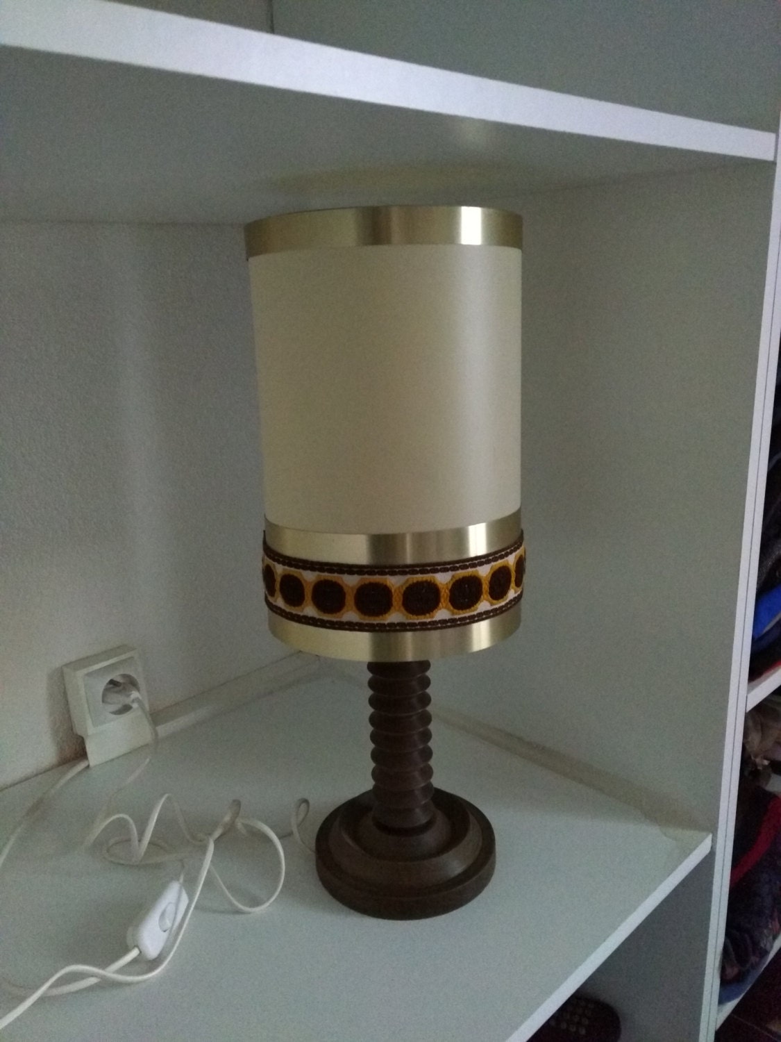 Discount Lampe Vintage Couleur Brune en Plastique et Métal avec Galon Pied Bois