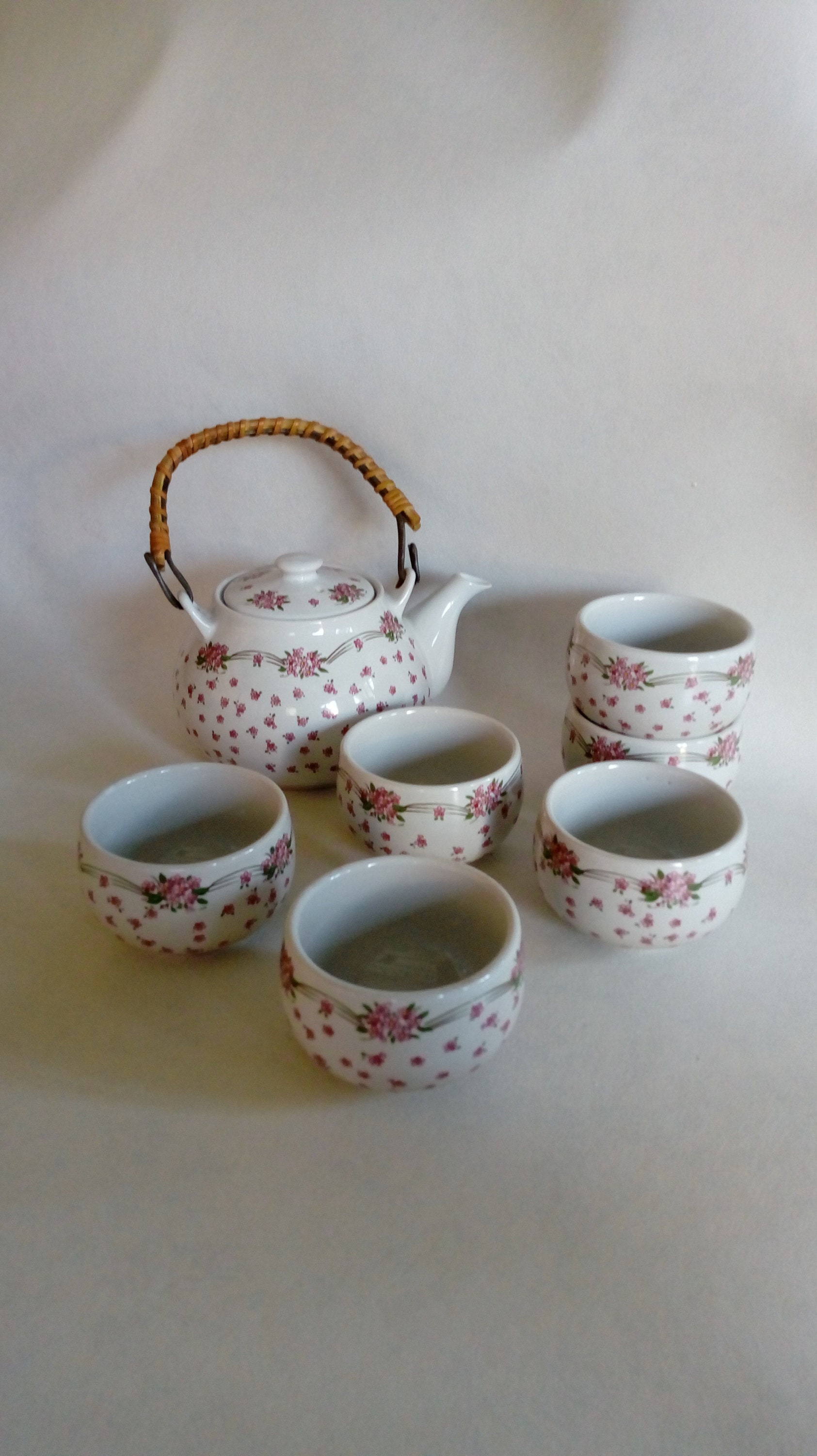 Lot de Tasses et Théière Assortie, Service à Thé en Céramique Fond Blanc Motif Floral