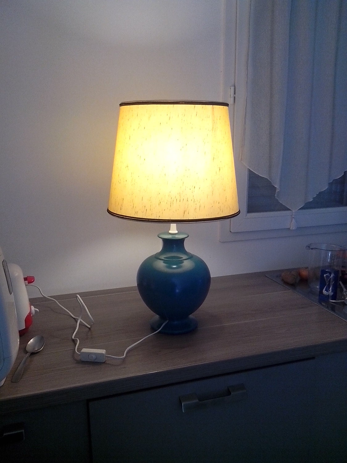Discount Lampe Vintage Céramique Bleue et Abat-Jour Jaune Clair avec Liseret Marron Noir
