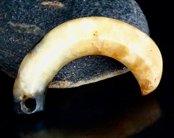 Sällsynt gul jade-sylhänge (5000-2300 f.Kr.)