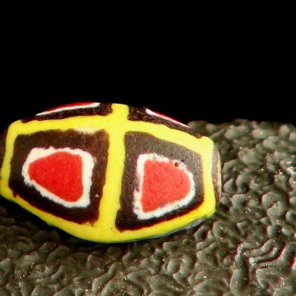 Old traditional Muraqat or Kiffa Mauritanian bead: K 20