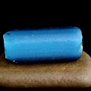 Old Venetian Nueva Cadiz blue bead: V 927