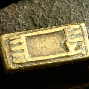 Old Akan and Ashanti brass goldweight: B 35