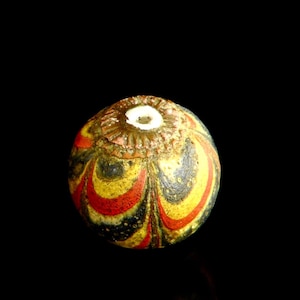 Raro antico Jatim Palangi (arcobaleno) indonesiano (400 a.C.-1000 d.C.) con perline mauritane: J 1