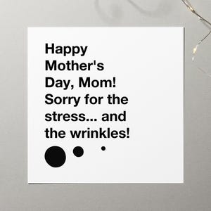 Tarjeta divertida del Día de la Madre para mamá: Disculpa el estrés y las arrugas. Tarjeta minimalista imprimible. Descarga instantánea. Tarjeta sencilla.