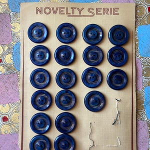 Vintage Plastic Novelty Buttons on Card - Vintage Sewing, vintage haberdashery, vintage craft