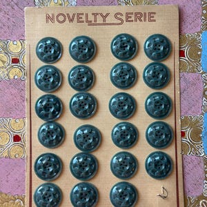 Vintage Plastic Novelty Buttons on Card - Vintage Sewing, vintage haberdashery, vintage craft