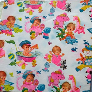 Puede incluir: Un papel de regalo para baby shower rosa y blanco con un patr&oacute;n repetitivo de beb&eacute;s, animales y juguetes. El papel presenta una variedad de colores, incluyendo rosa, azul, amarillo, verde y marr&oacute;n. Los beb&eacute;s est&aacute;n todos vestidos con ropa rosa y blanca, y los animales incluyen elefantes, jirafas y tortugas. Los juguetes incluyen una pelota, una ba&ntilde;era y un barco de juguete.