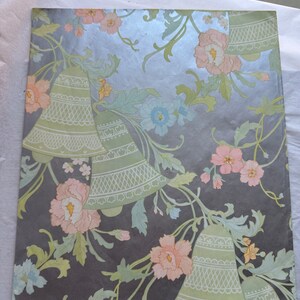 Puede incluir: Papel de regalo floral vintage con fondo plateado. El papel presenta un patr&oacute;n repetitivo de campanas verdes, flores rosas y blancas y hojas verdes.