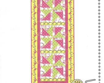 Zestaw kołdry Lemonade Spritzer Table Runner Quilt Kit – zaprojektowany przez Barb Sackel z wykorzystaniem kolekcji Lemon Squeezy firmy Benartex