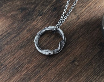 Colgante Ouroboros de plata - Mini collar de serpiente - Ouroboros de plata - Joyería de serpiente Lifecast - Joyería de serpiente - Colgante de serpiente bruja - Unisex