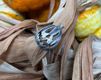 Anillo de calabaza de plata de ley con forma de Jack-O-Lantern - Joyería gótica de Halloween