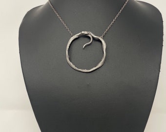 Colgante de plata Ouroboros - Colgante de serpiente de plata - Collar de serpiente gótica - Joyería de serpiente - Colgante gótico minimalista - Joyería Memento Mori