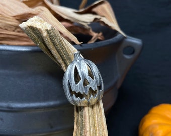 Big Pumpkin Ring - Jack O’ Lantern Ring - Horror Fan Gift - Trick or Treat - Pumpkin Jewelry - Goth Jewelry - Silver Halloween Ring