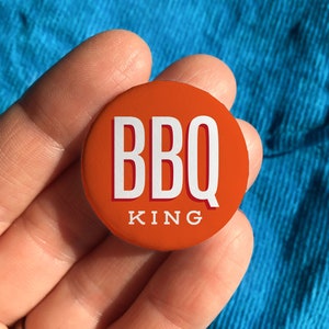 Crachá King BBQ, presentes para churrasco, presente de dia dos pais, alfinete de churrasco, presente de dia dos pais para o avô, crachá de aniversário do pai, enchimentos de meia para homens