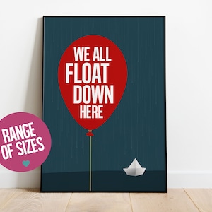 Könnte beinhalten: Ein dunkelblaues Poster mit einem roten Ballon, auf dem "We all float down here" steht. Ein weißes Papierboot schwimmt im Wasser unter dem Ballon.
