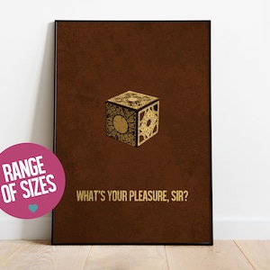 Puede incluir: Un póster enmarcado con una caja de rompecabezas dorada sobre un fondo marrón. El texto "WHAT'S YOUR PLEASURE, SIR?" está debajo. El póster se muestra en una pared blanca y un suelo de madera. Un círculo rosa con texto está en la esquina.