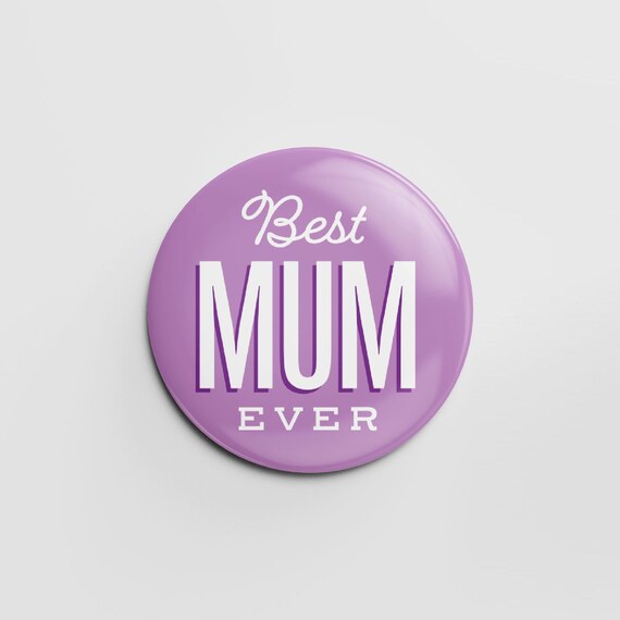 GB05589 Worlds Best Mum Wooden Painted Decorative Gifting Pin Badge for Clothing Jackets Accessory DIY Bags on Backing Card Mothers Day Birthday Aniversary