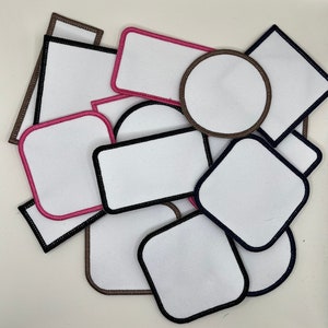 Peut inclure: Un ensemble de patchs brodés vierges de différentes formes : rectangles, carrés et cercles. Chaque patch a un centre blanc et une bordure colorée en noir, marron et rose. Les patchs sont disposés sur une surface blanche.