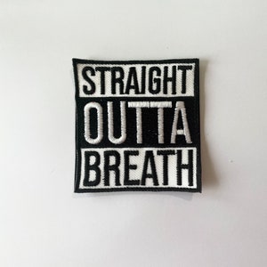 Peut inclure: Patch brodé noir et blanc avec le texte "STRAIGHT OUTTA BREATH".