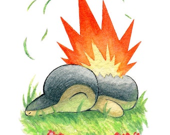 Op de afbeelding: Een aquarel-illustratie van een cartoon Pokémon, een bruin en grijs Squirtle, slaapt op een bed van groen gras met rode bloemen. De staart van de Pokémon staat in brand, met oranje en gele vlammen.