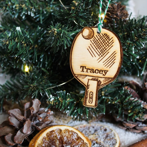 Personalisierte Tisch Tennis Schläger Weihnachten Ping Pong Ornament Holz Benutzerdefinierte Kugel Laser gravierte rustikale hölzerne Name Baumdekoration irisch