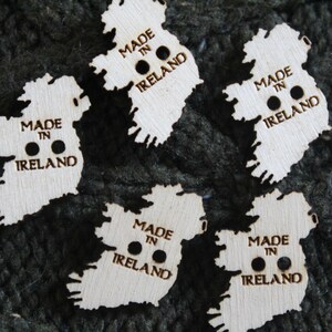 Made In Irland Holzknöpfe Irish Map Holz Natur Knöpfe Rustikal Neuheit Handgemachte Accessoires Irish Flair Hölzerner Cooler Knopf Gemustert