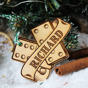 Dominos personnalisés Ornement de Noël Domino Carrelage Bois Personnalisé Bauble Laser Gravé Rustique Nom en Bois Personnalisé Décoration d’Arbre Irlandais