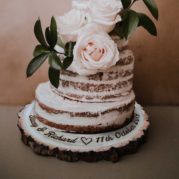 Support à gâteau rustique en bois personnalisé gravé base de gâteau de mariage cadeau souvenir pour couple noms et date plaque très grande qualité Boho bûche