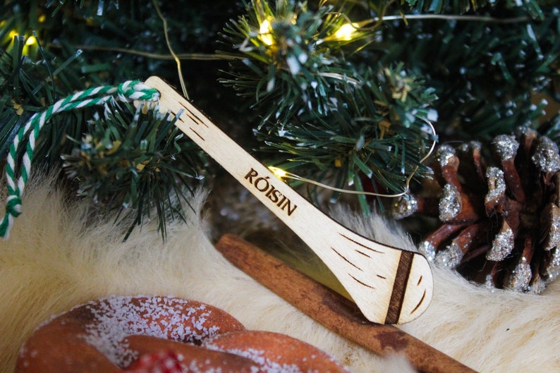 Gepersonaliseerde Hurl Christmas Ornament Hurling Camogie Wood Custom Bauble Laser Graveren Rustieke Houten Naam Gepersonaliseerde Boomdecoratie Iers afbeelding 1