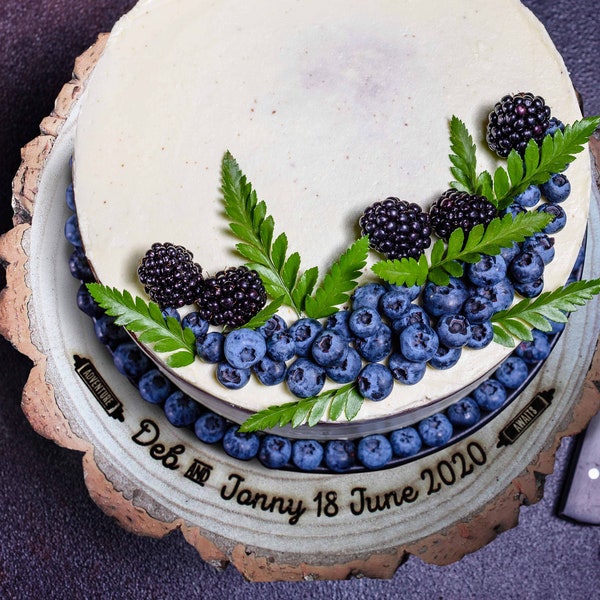 Support à gâteau rustique en bois personnalisé gravé base de gâteau de mariage cadeau souvenir pour couple noms et date plaque très grande qualité Boho bûche