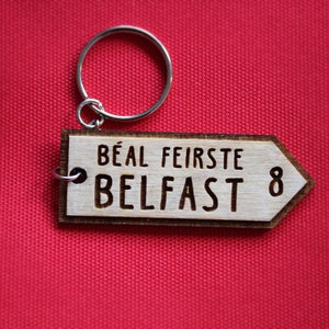 Belfast Schild Holz Schlüsselanhänger Geschenk Ort Schild Beal feirsfte Holz brennen Brandmalerei Handmade Iris Nordirland Geschenk