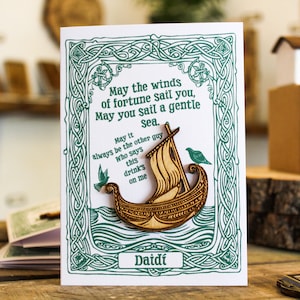 Karta na Dzień Ojca Drewniana Irlandzka Karta Błogosławieństwa Żeglarz Gaelic Expression Boat Dad Daidí Drewno Ręcznie Robione Pirografia Unikalna Zabawa Unikalny Prezent