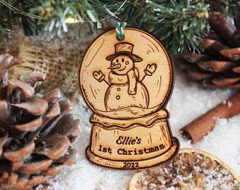 Baby eerste kerstornament met naam jaar Houten sneeuwbol schattige kerstbal Lasergegraveerde rustieke houten 1e gepersonaliseerde decoratie