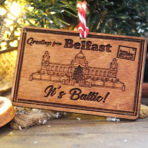 Cartão postal de Belfast enfeite de Natal de madeira seu presente de bugiganga báltica inverno fofo rústico precioso norn irlanda gíria presente madeira a laser queimada