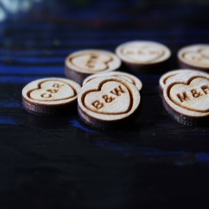 Personalisierter Hochzeitstisch Konfetti Initialen rustikal Rustikal Holz Mr Mrs Laser cut Dekor Streusäckchen kleine schrullige niedliche Süßigkeiten
