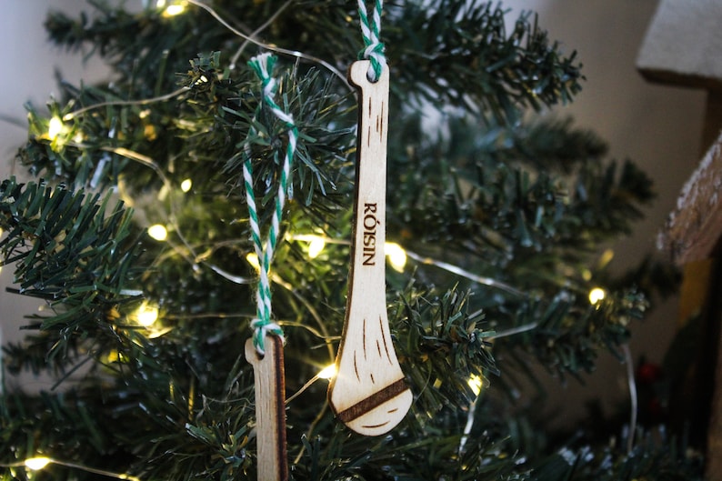 Gepersonaliseerde Hurl Christmas Ornament Hurling Camogie Wood Custom Bauble Laser Graveren Rustieke Houten Naam Gepersonaliseerde Boomdecoratie Iers afbeelding 5