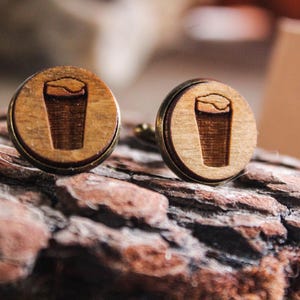 Irländsk stout manschettknappar i trä handgjorda lasergraverade unika ovanliga rustika bröllopsaccessoarer keltiska split g vän irländsk irländsk öl
