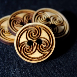 Può includere: Quattro bottoni in legno con un design a nodo celtico. I bottoni sono marroni e hanno una finitura in legno naturale.
