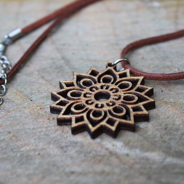 Pendentif en bois de style mandala collier en cuir daim Pyrographie Fait à la main orné en bois naturel cadeau rustique belle nature boho hippie